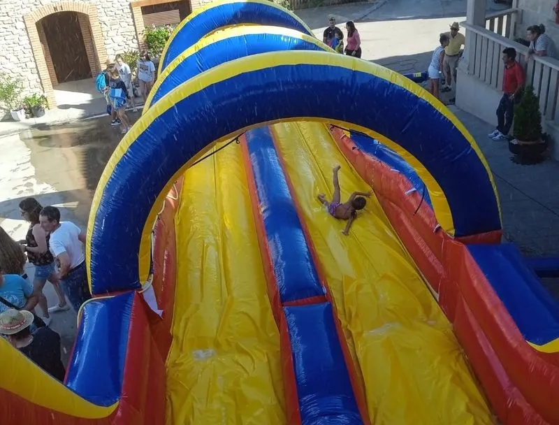 Pequeños y mayores diosfrutaron del tobogán acuático gigante de Encierros Infantiles Huertos