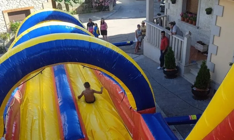 Pequeños y mayores diosfrutaron del tobogán acuático gigante de Encierros Infantiles Huertos