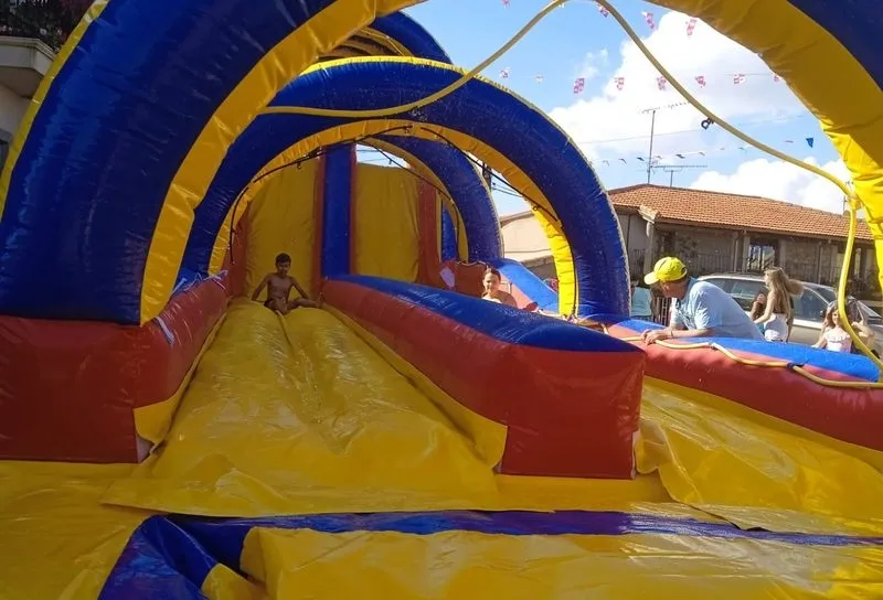 Pequeños y mayores diosfrutaron del tobogán acuático gigante de Encierros Infantiles Huertos