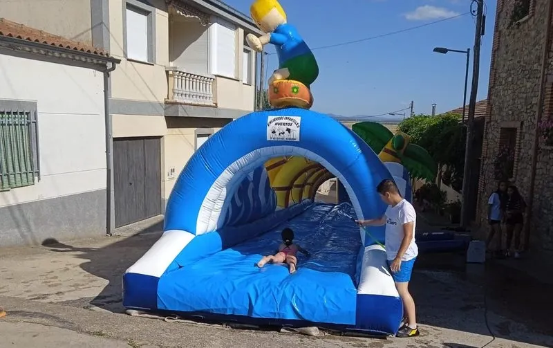 Pequeños y mayores diosfrutaron del tobogán acuático gigante de Encierros Infantiles Huertos