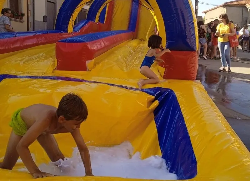 Pequeños y mayores diosfrutaron del tobogán acuático gigante de Encierros Infantiles Huertos