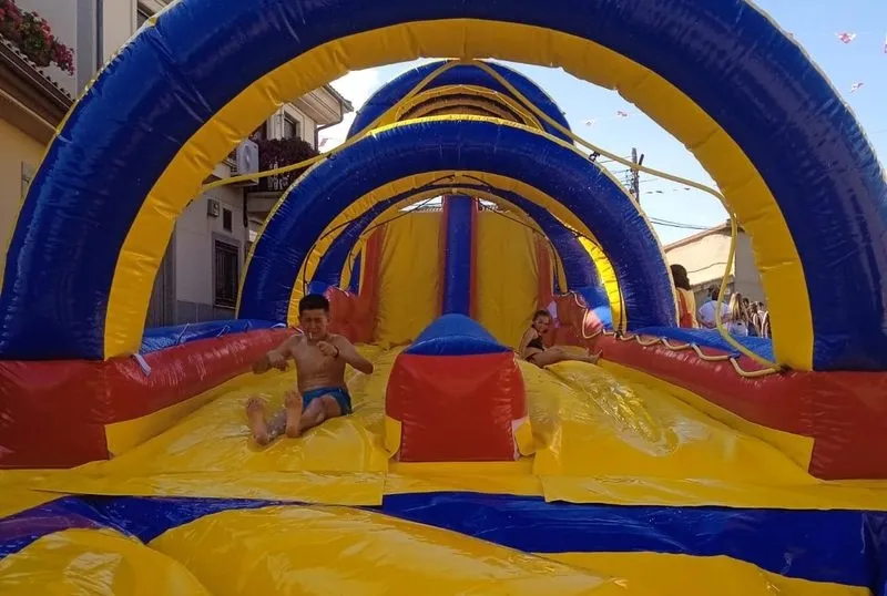 Pequeños y mayores diosfrutaron del tobogán acuático gigante de Encierros Infantiles Huertos