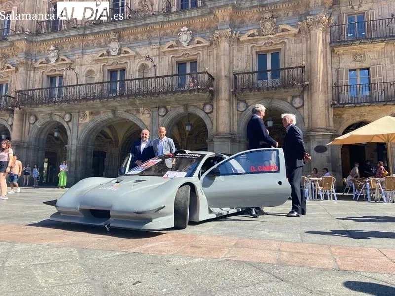 El piloto Gonzalo Campo junto al vehículo en la Plaza Mayor de Salamanca | Fotos: Vanesa Martins