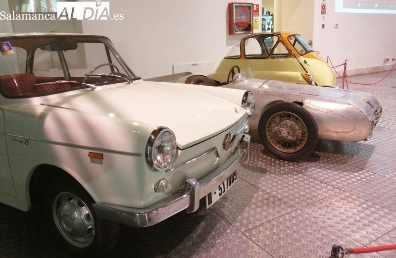De más cerca a más lejos: 'Siata Tarraco' de 1966, 'Vahuert' (vehículo artesanal) de 1953 e 'Isetta' de 1958
