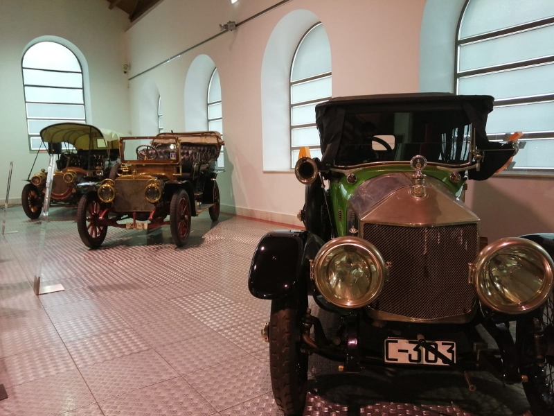 De más cerca a más lejos: 'Meétallurgique 14 HP' de 1914, 'Hispano Suiza' de 1907 y 'Delunay Belleville' 28 HP
