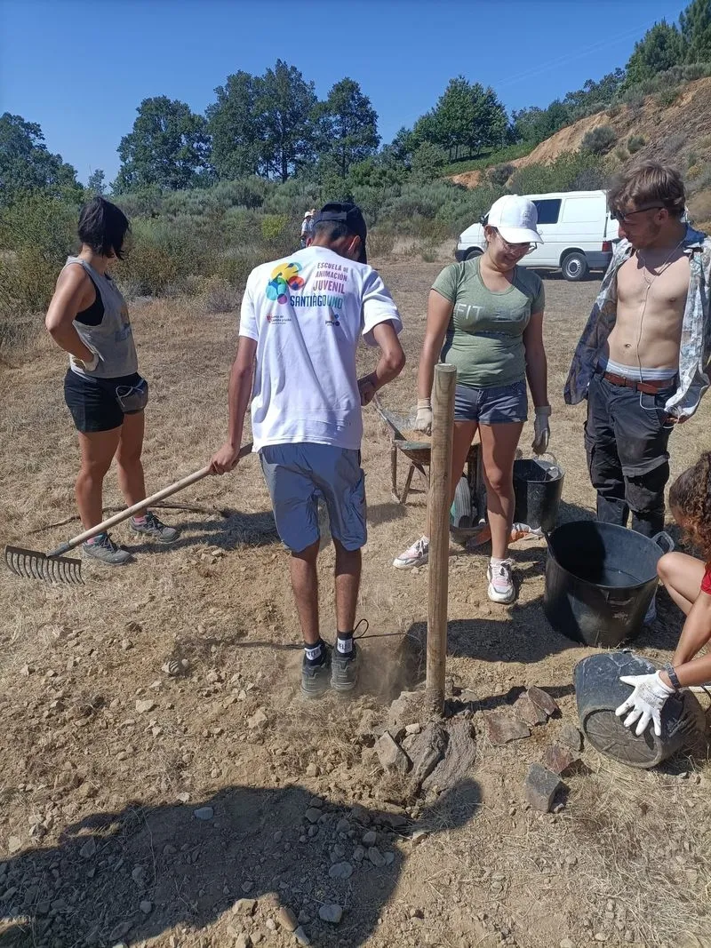Participantes en el Campo de Voluntariado 'Vía Verde de la Plata'