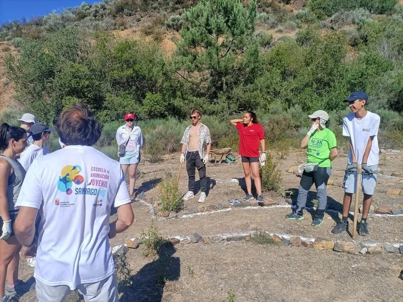 Participantes en el Campo de Voluntariado 'Vía Verde de la Plata'