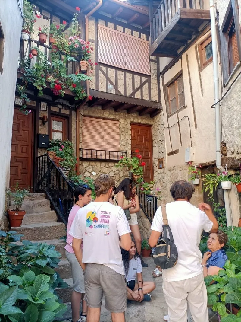 Participantes en el Campo de Voluntariado 'Vía Verde de la Plata'