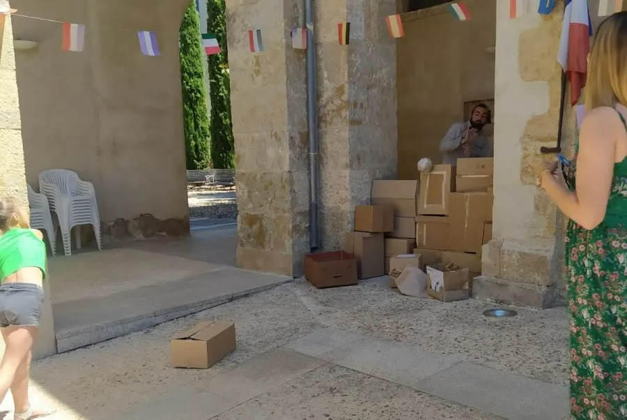Foto 2 - Nuevo derribo de la &lsquo;muralla&rsquo; por parte de los ni&ntilde;os en la Semana Napole&oacute;nica