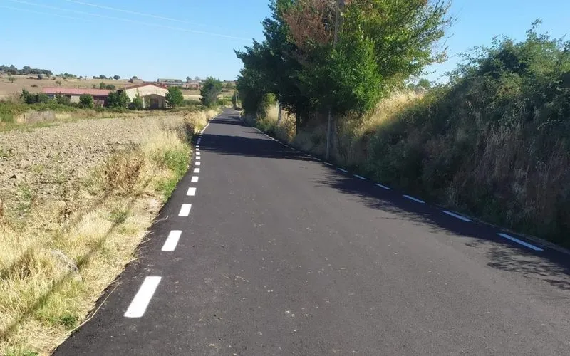 Estado en  el que ha queddo el camino tras las obras de asfaltado 