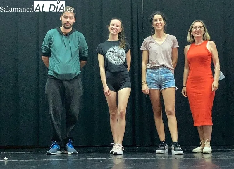 Imagenes del grupo de jóvenes de Monleras que participan en el taller de teatro que dirige Raquer García Sevillano 