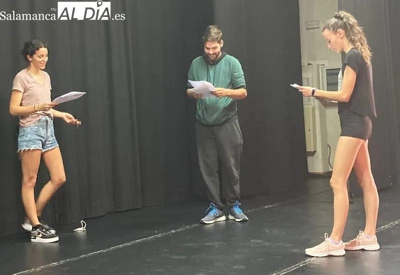Imagenes del grupo de jóvenes de Monleras que participan en el taller de teatro que dirige Raquer García Sevillano 