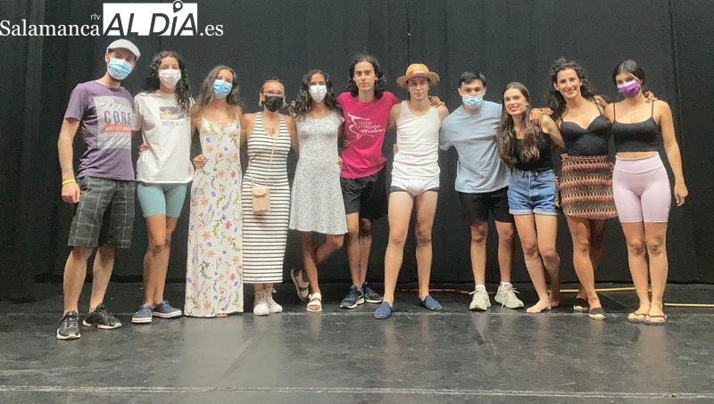 Imagenes del grupo de jóvenes de Monleras que participan en el taller de teatro que dirige Raquer García Sevillano 