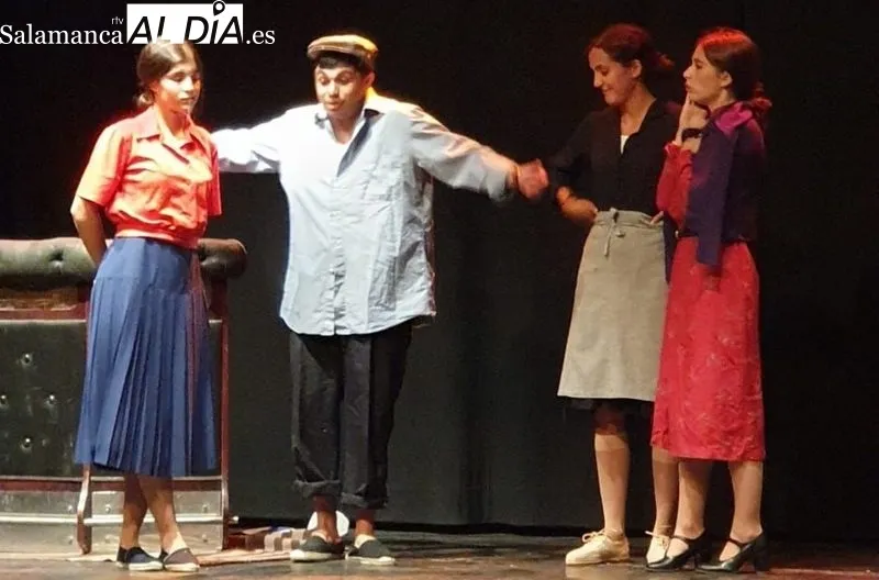 Imagenes del grupo de jóvenes de Monleras que participan en el taller de teatro que dirige Raquer García Sevillano 
