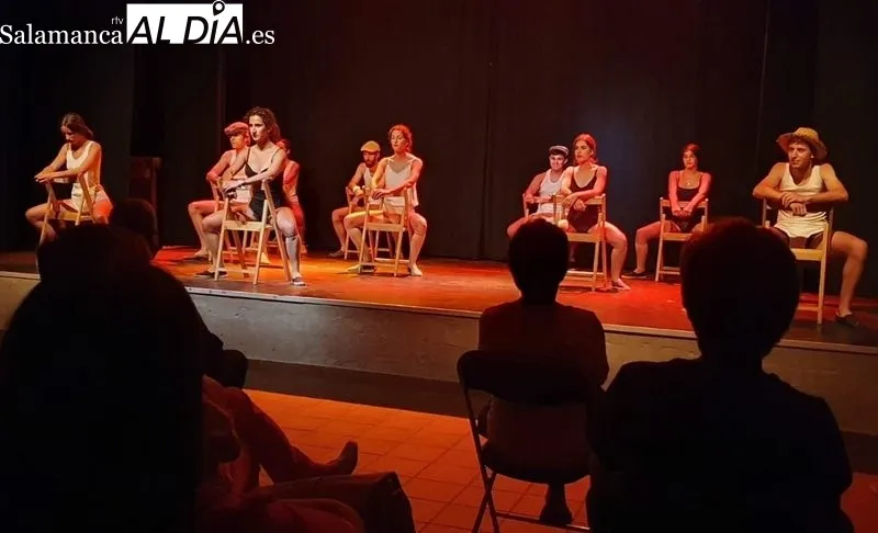 Imagenes del grupo de jóvenes de Monleras que participan en el taller de teatro que dirige Raquer García Sevillano 