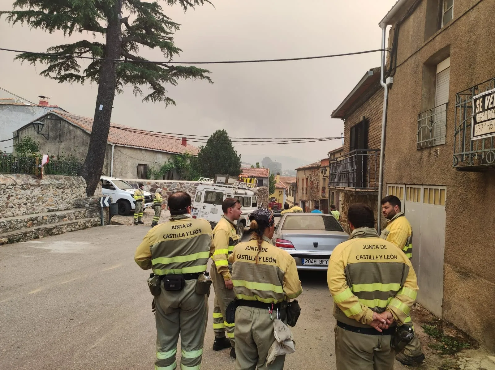 EL fuego estuvo a punto de entrar en el casco urbano de Monsagro/ Fotos: Adrián M.Pastor