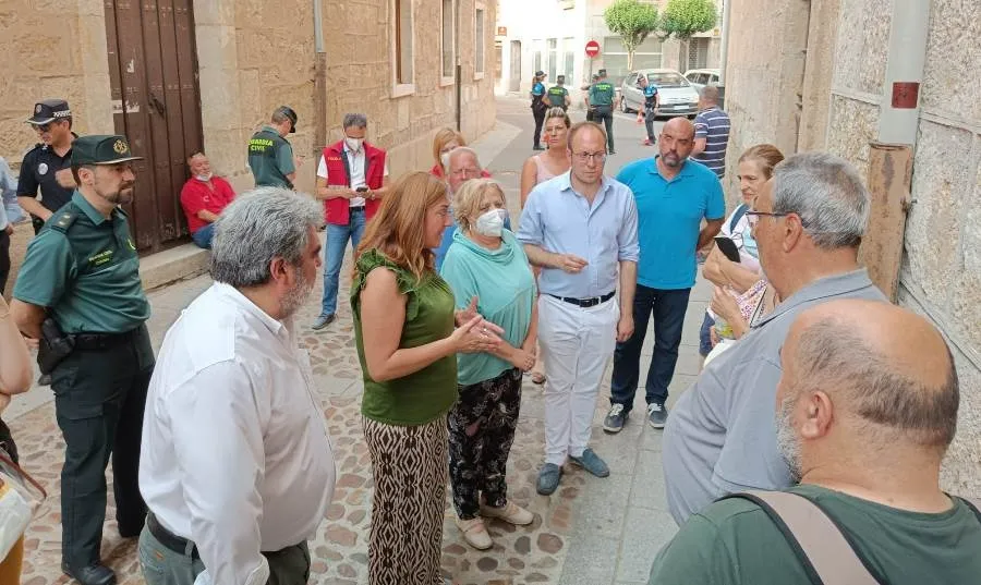 Foto 4 - Pernoctan en la Escuela Hogar 19 desalojados por el incendio, que ha calcinado al menos 1.000 hect&aacute;reas