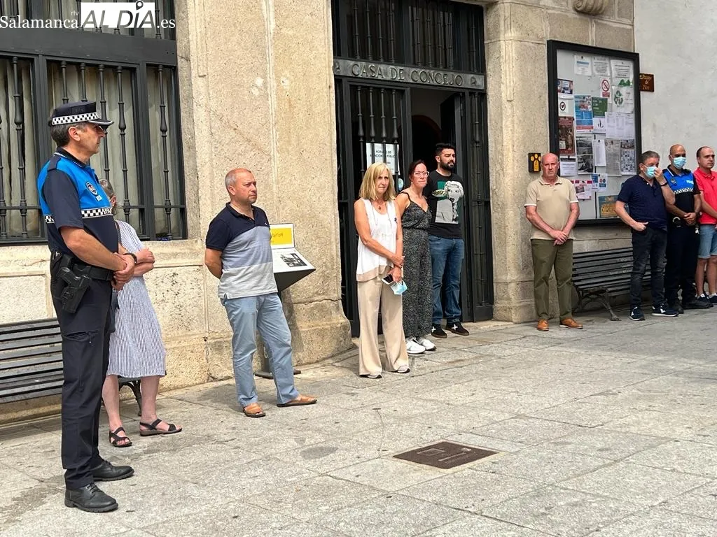 Foto 3 - Cinco minutos de silencio en recuerdo de Miguel &Aacute;ngel Blanco