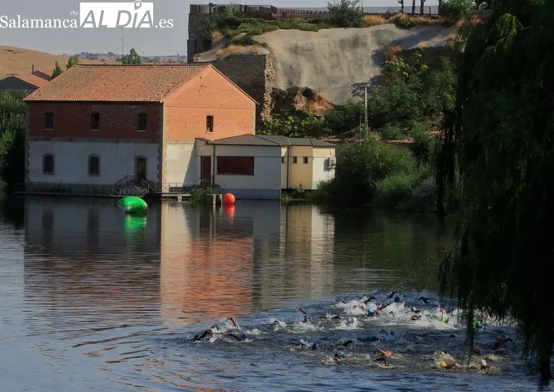 Foto 4 - Miguel Risco y Esther Rodr&iacute;guez se imponen en el VII Triatl&oacute;n de Alba de Tormes