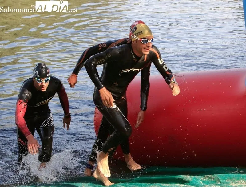 Foto 3 - Miguel Risco y Esther Rodr&iacute;guez se imponen en el VII Triatl&oacute;n de Alba de Tormes