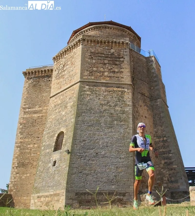 Foto 2 - Miguel Risco y Esther Rodr&iacute;guez se imponen en el VII Triatl&oacute;n de Alba de Tormes