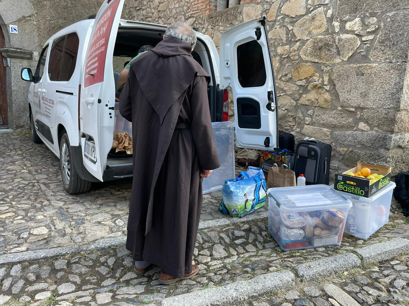 Uno de los religiosos junto a una furgoneta