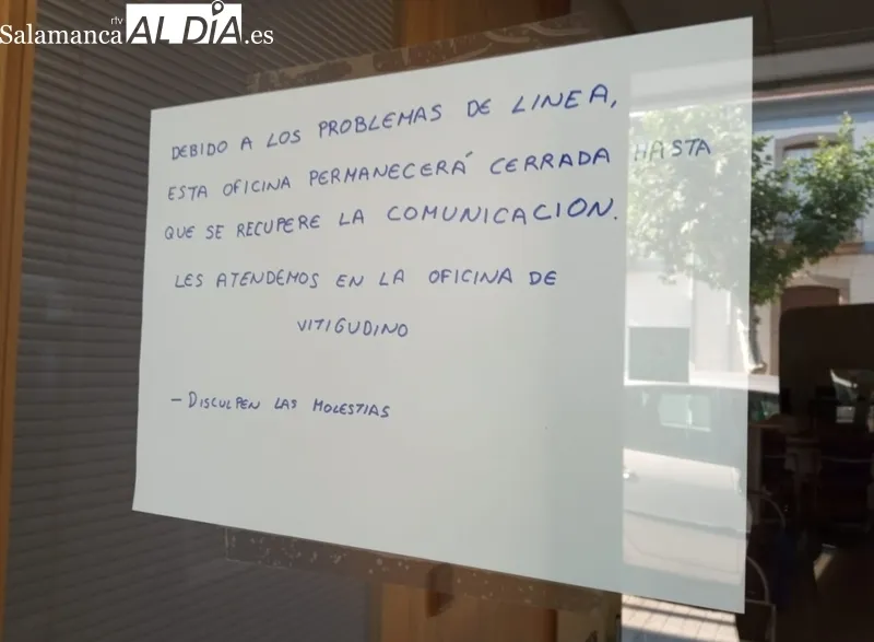 Puerta de la sucursal de Unicaje en Lumbrales / CORREDERA
