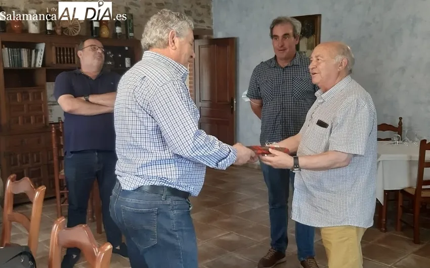 Momento del homenaje a Juan José Sánchez Agudo poir su jubilación tras 17 años como conductor en el Consorcio 