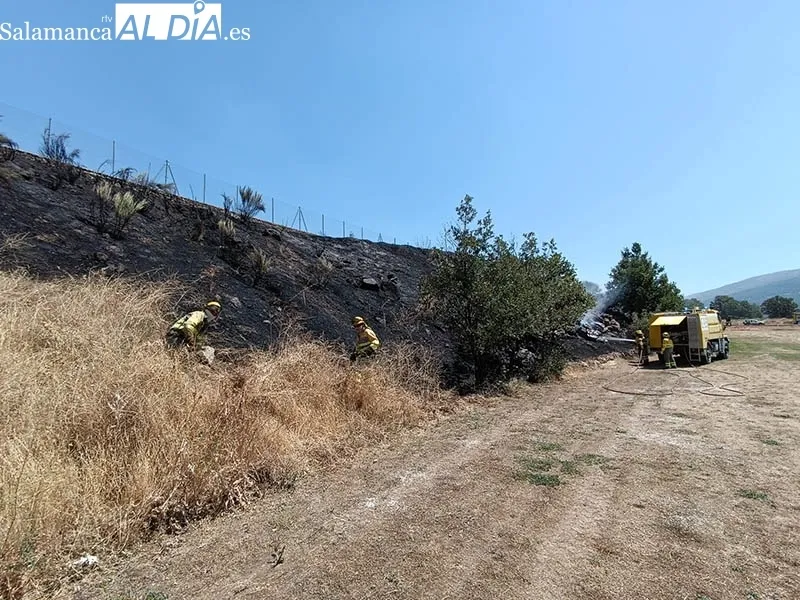Foto 10 - Susto en la piscina de La Cerrallana, en B&eacute;jar, por un fuego que ha obligado a su desalojo temporal 