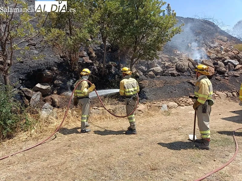 Foto 6 - Susto en la piscina de La Cerrallana, en B&eacute;jar, por un fuego que ha obligado a su desalojo temporal 