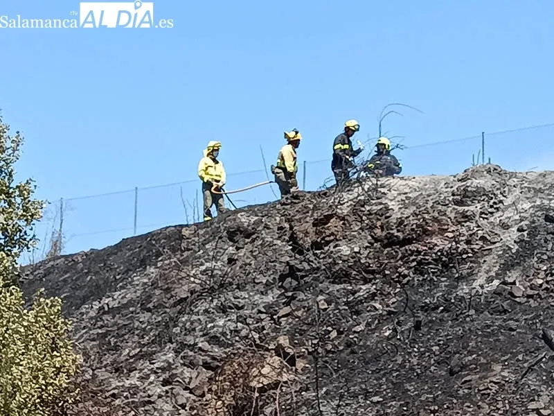 Foto 4 - Susto en la piscina de La Cerrallana, en B&eacute;jar, por un fuego que ha obligado a su desalojo temporal 