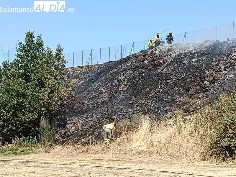 Foto 3 - Susto en la piscina de La Cerrallana, en B&eacute;jar, por un fuego que ha obligado a su desalojo temporal 