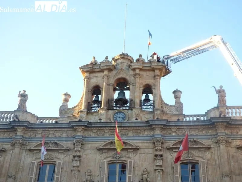 Foto 7 - La Mariseca ya luce en lo alto de la Plaza Mayor y Salamanca empieza a respirar las Ferias y Fiestas