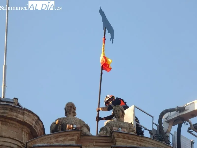 Foto 8 - La Mariseca ya luce en lo alto de la Plaza Mayor y Salamanca empieza a respirar las Ferias y Fiestas