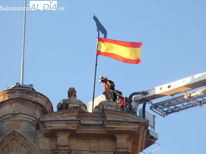 La Mariseca ya luce en lo alto de la Plaza Mayor y Salamanca empieza a respirar las Ferias y Fiestas