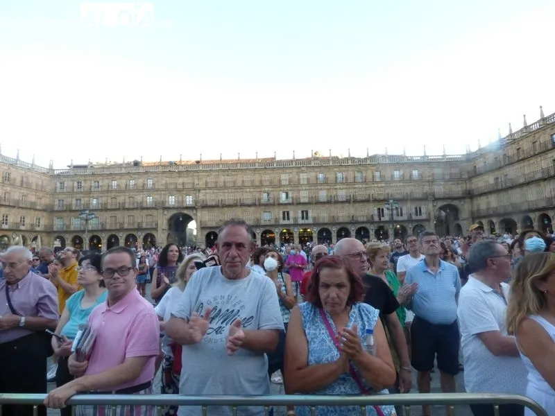 Foto 4 - La Mariseca ya luce en lo alto de la Plaza Mayor y Salamanca empieza a respirar las Ferias y Fiestas