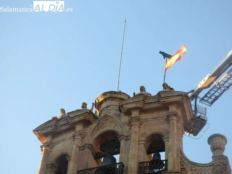 Foto 3 - La Mariseca ya luce en lo alto de la Plaza Mayor y Salamanca empieza a respirar las Ferias y Fiestas