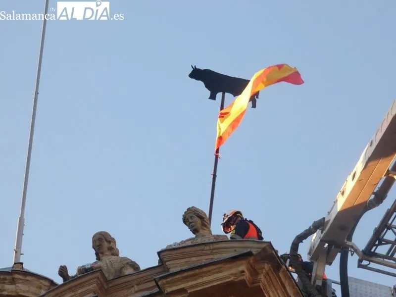 Foto 2 - La Mariseca ya luce en lo alto de la Plaza Mayor y Salamanca empieza a respirar las Ferias y Fiestas