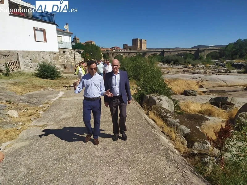 Foto 2 - El Presidente de la Diputaci&oacute;n visita Puente del Congosto