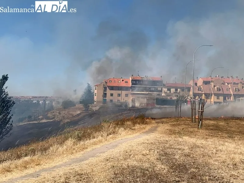 Foto 9 - El barrio del Zurgu&eacute;n sufre un incendio con columnas de humo visibles a gran distancia