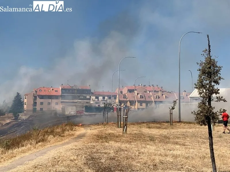 Foto 10 - El barrio del Zurgu&eacute;n sufre un incendio con columnas de humo visibles a gran distancia