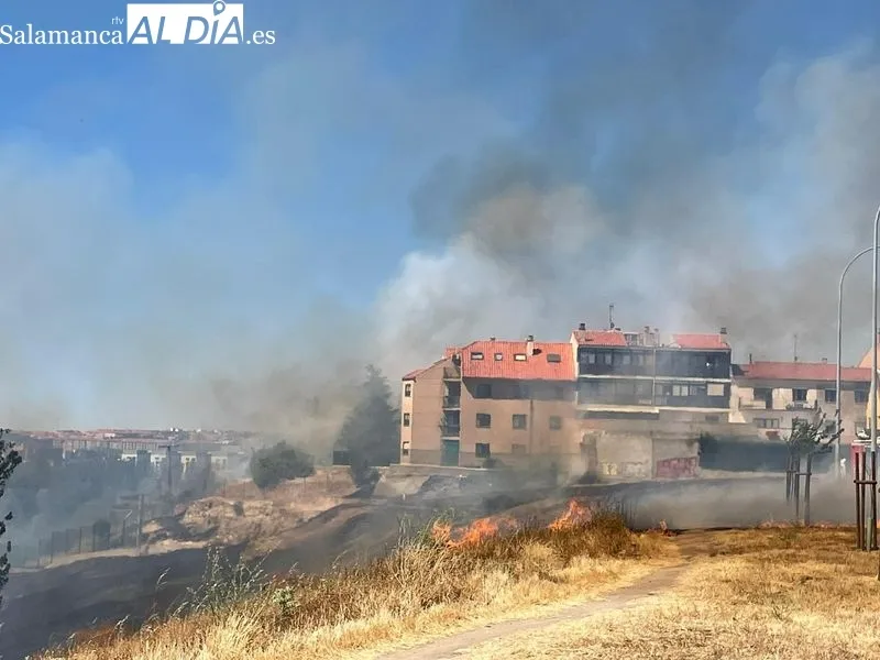 Foto 7 - El barrio del Zurgu&eacute;n sufre un incendio con columnas de humo visibles a gran distancia