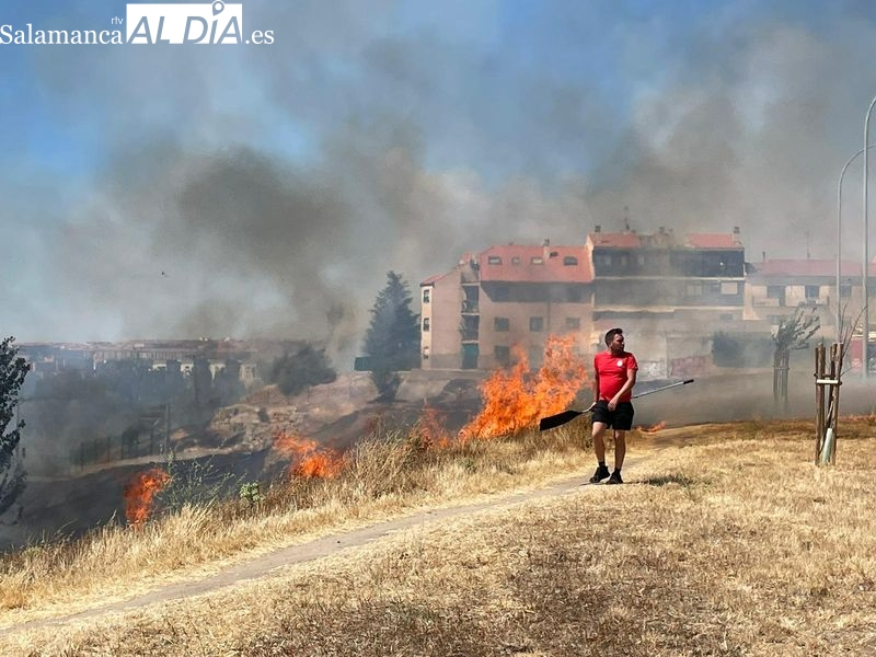 Foto 1 - El barrio del Zurguén sufre un incendio con columnas de humo visibles a gran distancia