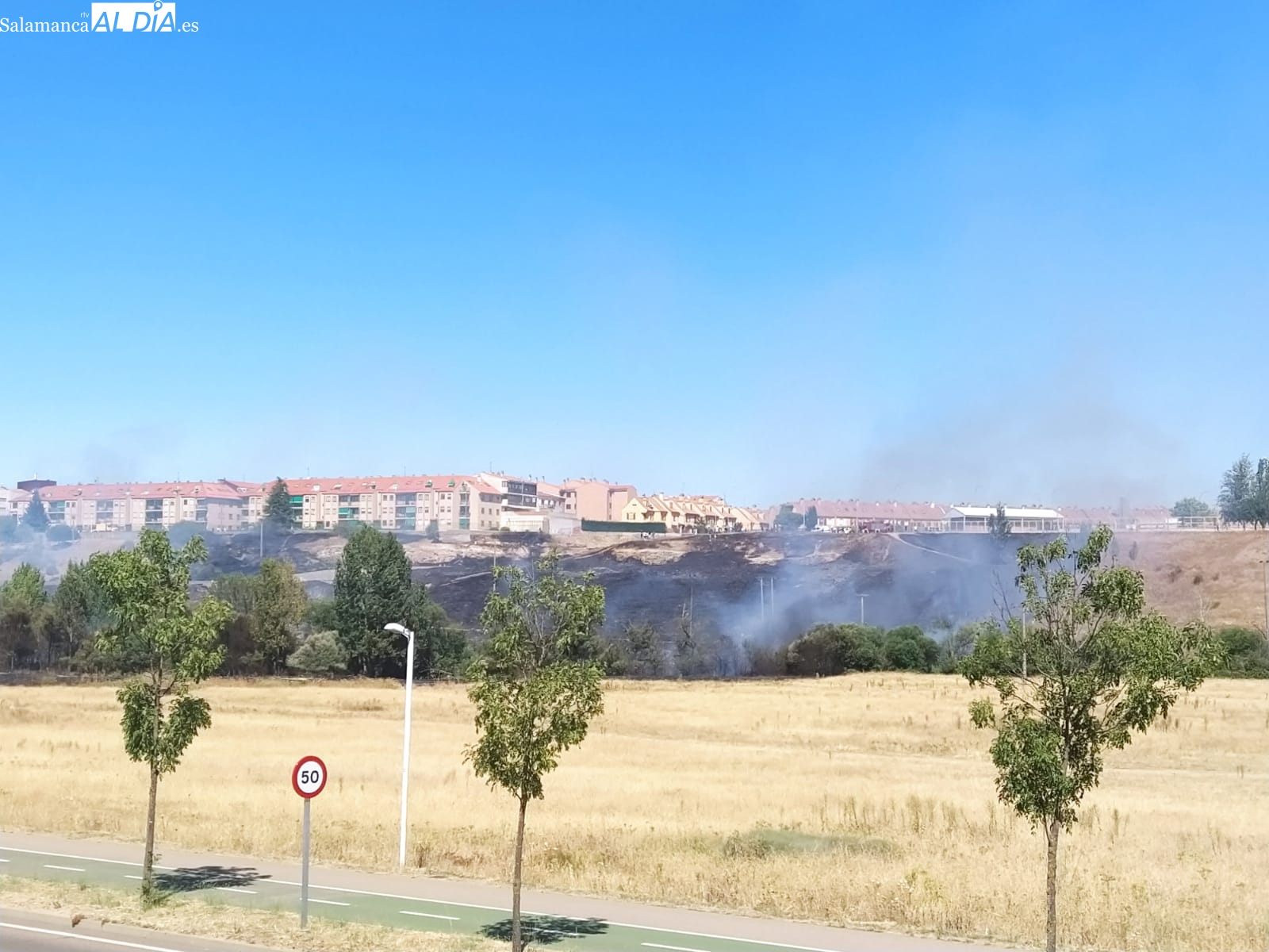 Foto 3 - El barrio del Zurguén sufre un incendio con columnas de humo visibles a gran distancia