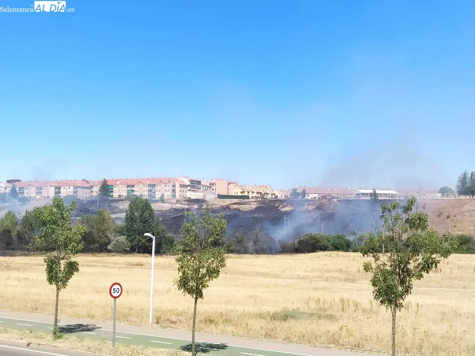 Foto 3 - El barrio del Zurgu&eacute;n sufre un incendio con columnas de humo visibles a gran distancia