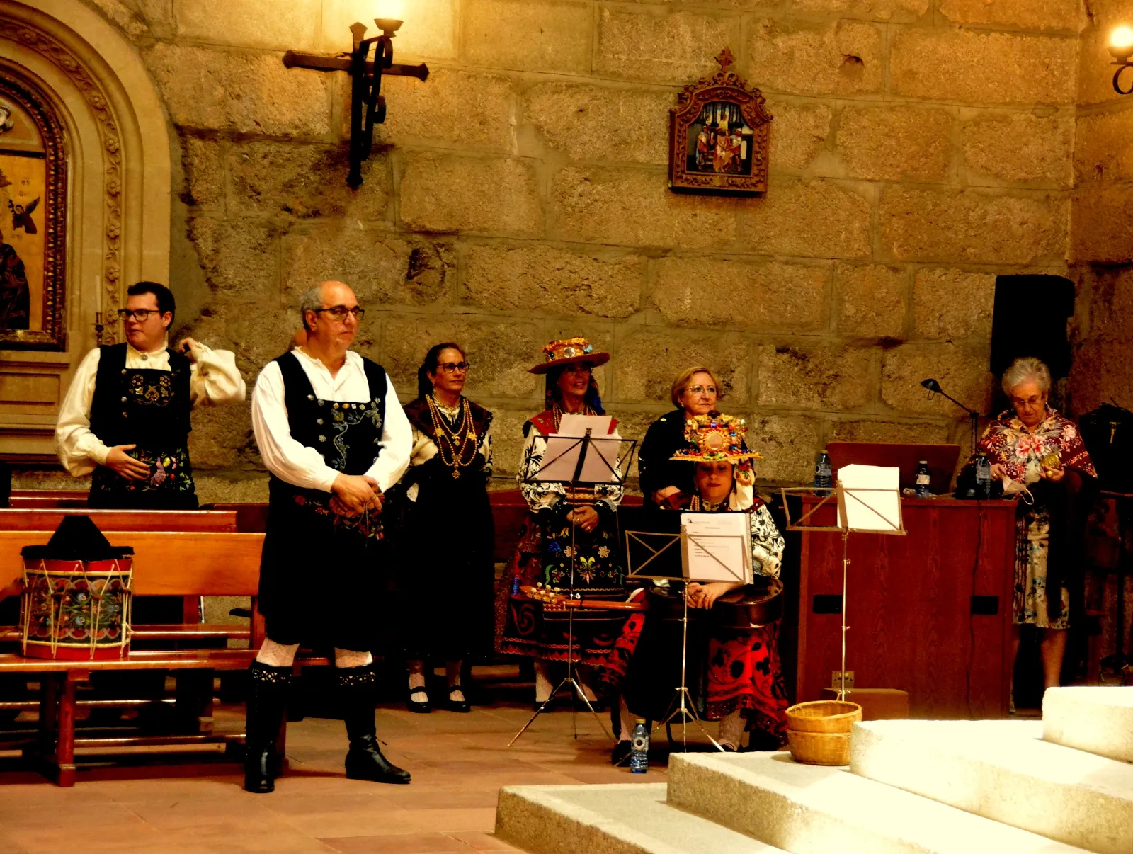 La iglesia parroquial acogía la celebración de las Bodas de Oro para los matrimonios de la comarca