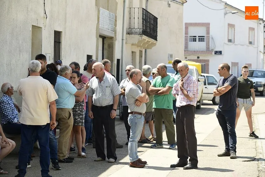 Agricultores y ganaderos afectados por el fuego se dirigen a una reunión de Asaja/ Fotos: Adrián M Pastor
