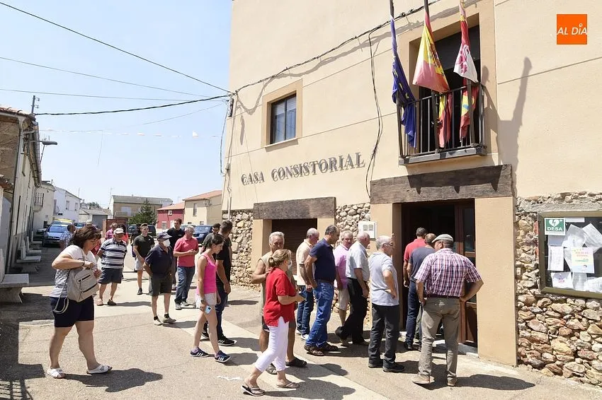 Agricultores y ganaderos afectados por el fuego se dirigen a una reunión de Asaja/ Fotos: Adrián M Pastor