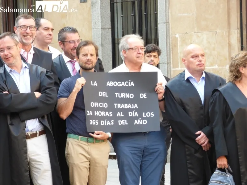 Manifestación de abogados de oficio salmantinos en la plaza de la Constitución. Foto: Elena Esteban