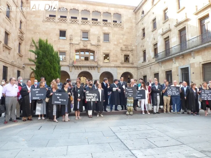 Manifestación de abogados de oficio salmantinos en la plaza de la Constitución. Foto: Elena Esteban